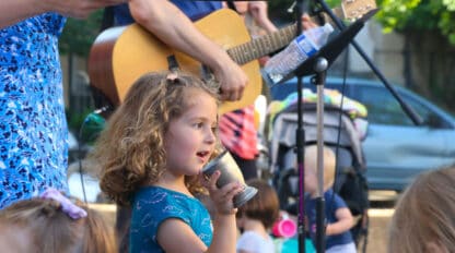 tot shabbat outside